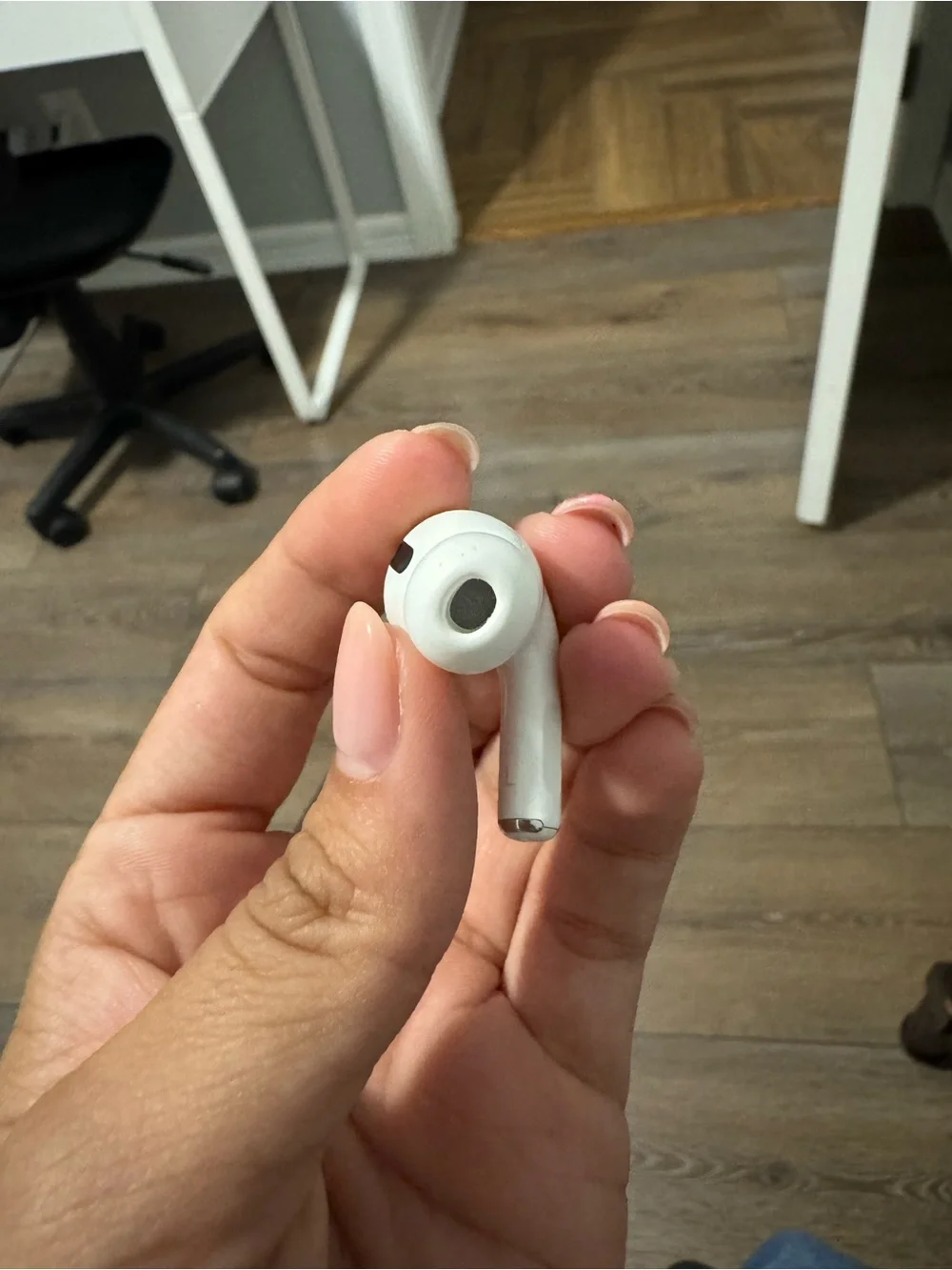 Apple AirPods Pro Wireless Earbuds in White with Charging Case